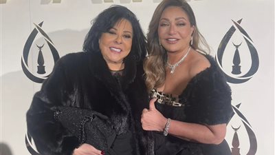 ليلى علوي تهنئ إسعاد يونس لحصولها على جائزة إنجاز مدى الحياة