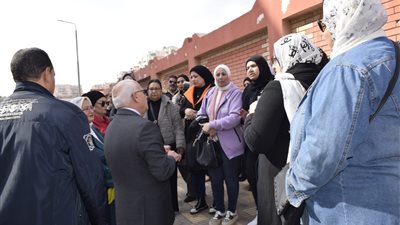 خلال جولته لمتابعة سير انتظام امتحانات الشهادة الإعدادية في مادة «الهندسة» 