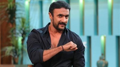 أحمد العوضي يلتقط صور مع جمهوره من كواليس مسلسل 