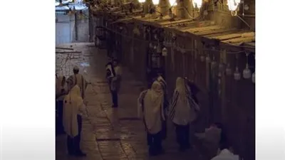 شاهد| مجموعات يهودية تؤدي طقوسا تلمودية عند باب القطانين في القدس