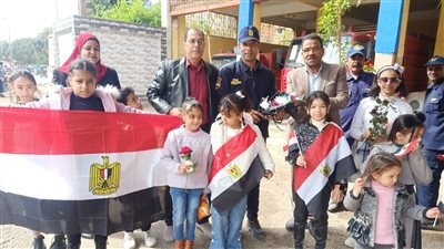 مدير تعليم قوص يترأس مسيرة طلابية لتهنئة رجال الحماية المدنية بعيد الشرطة 