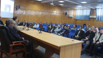 رئيس جامعة جنوب الوادي يشهد البرنامج التدريبي 