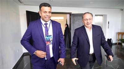 السفير المصري بالإمارات يزين لقاء الزمالك وام صلال ببطولة الوحدة 