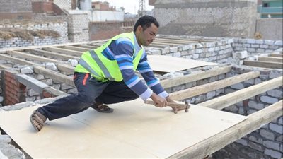 تركيب أسقف وأبواب وشبابيك على الأولى بالرعاية لحمايتهم من برد الشتاء في الأقصر