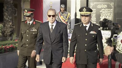 محافظ القليوبية يضع إكليلًا من الزهور على قبر الجندي المجهول بمناسبة عيد الشرطة 