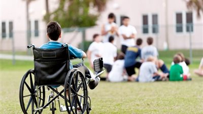 الحبس 6 أشهر وغرامة 50 ألف جنيه.. عقوبة تعريض ذوي الاحتياجات الخاصة للخطر