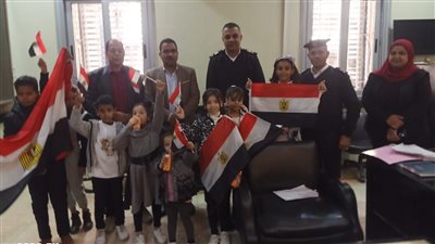 بمناسبة عيد الشرطة.. وفد طلاب تعليم قوص يهدي باقات الورود والحلوى لقيادات مركز الشرطة