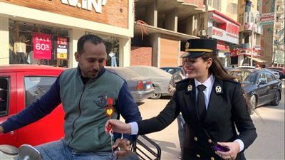 بالأعلام والحلوى.. شرطة الدقهلية تحتفل مع المواطنين