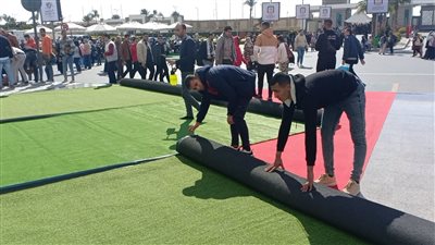 تجهيز ساحة معرض الكتاب لتأدية صلاة الجمعة (صور)