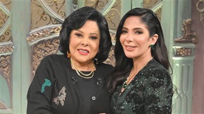 منى زكي وصناع فيلم 