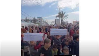 مظاهرة للنازحين وأطفالهم في خان يونس للمطالبة بوقف إطلاق النار (فيديو)