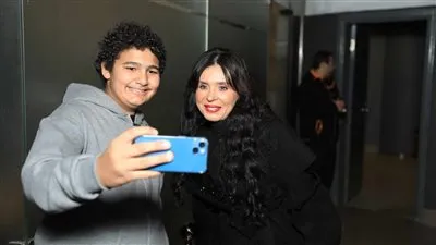 دينا تشاهد فيلم 