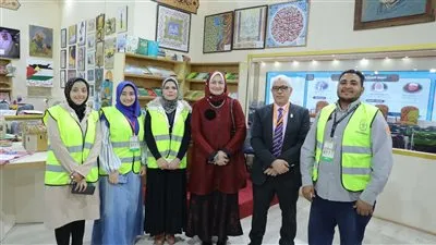 مستشار شيخ الأزهر تتفقد أركان جناح المؤسسة في معرض الكتاب