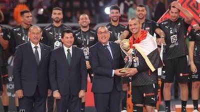 رئيس الوزراء يسلم المنتخب المصري كأس البطولة الإفريقية لكرة اليد 