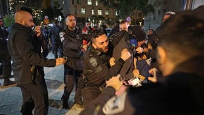شرطة الاحتلال تقمع وتعتقل عددا من المتظاهرين المطالبين بإسقاط نتنياهو في تل أبيب 