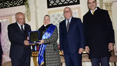 محافظ بورسعيد ونقيب المعلمين يشهدان تكريم 452 معلما لبلوغهم سن المعاش 