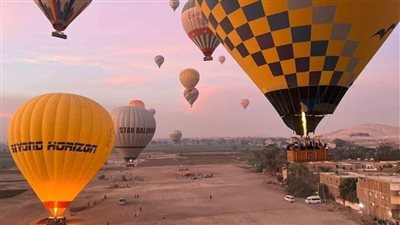 على متنها 1400 سائح.. اقلاع 60 رحلة بالون طائر تزين سماء الأقصر