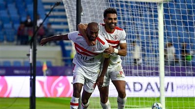 لاعبي الزمالك يحتفلون مع الجماهير بالتتويج بكأس دبي للتحدي الودية