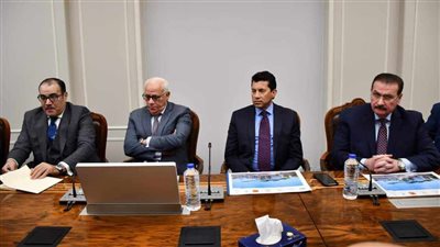 وزير الشباب والرياضة يبحث مع محافظ بورسعيد تطورات اعمال ستاد النادي المصري