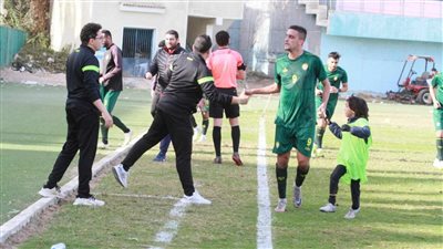 قطار السكة الحديد يعبر محطة البترول بدورى المحترفين