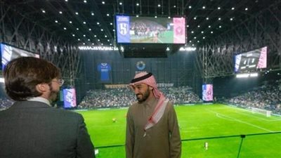 وزير الرياضة السعودي يثني على ملعب الهلال الجديد