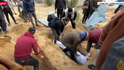 شاهد| حفر مقبرة جماعية في ساحات مجمع ناصر الطبي بخان يونس لدفن 30 شهيدا