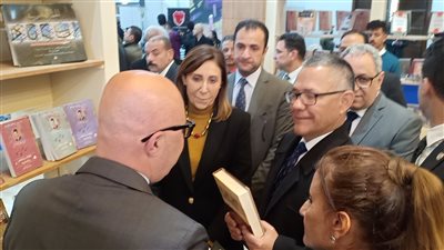 وزيرة الثقافة ونظيرها الفنزويلي يتفقدان معرض الكتاب بعد توقيع بروتوكول تعاون بين البلدين 