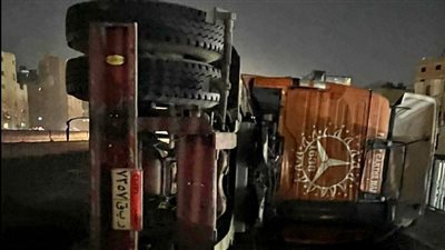 اختلال عجلة القيادة.. تفاصيل إصابة سائق إثر انقلاب سيارة نقل بدائري الهرم