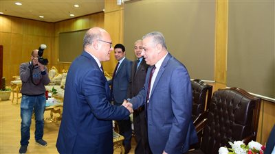 الفقي والنعماني يكرمان المتطوعين بمبادرة حياه كريمة في جامعة سوهاج