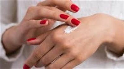 اعرفي كيف تتغلبي علي جفاف اليدين في فصل الشتاء