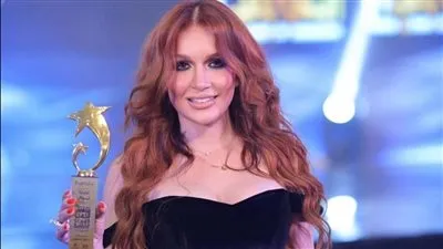 تكريم نوال في ملتقي التميز والإبداع عن أغنية مخاصماك.. صور