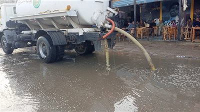 كسح وشفط تجمعات مياه الأمطار من الشوارع في الدقهلية