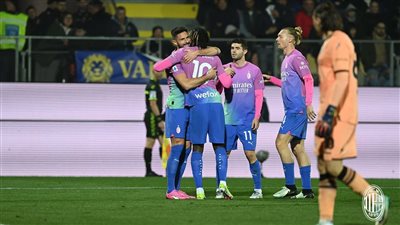 ميلان يخطف فوزًا صعبًا أمام فروزينوني في الدوري الإيطالي