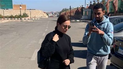 ريهام عبد الغفور أول الحاضرين في جنازة والدة تارا عماد 