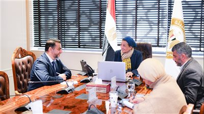 وزيرة البيئة تجتمع بإستشارى لجنة تقييم مشروع دمج التنوع البيولوجي بالسياحة