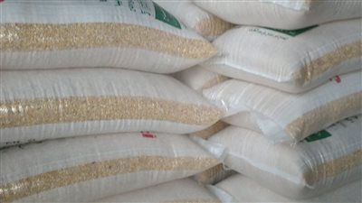 ضبط علف حيواني وأرز معبأ دون بيانات في حملة تموينية بالغربية