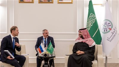 وزير الدفاع يلتقي نائب رئيس الوزراء وزير الصناعة والتجارة الروسي