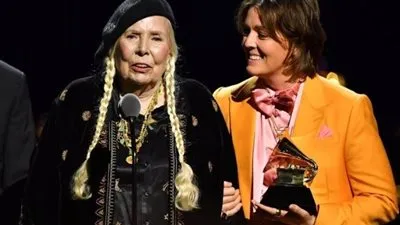 بعد حصولها على جائزة Grammy Awards للمرة العاشرة.. من هي جونى ميتشل صاحبة الـ80 عاما؟ 