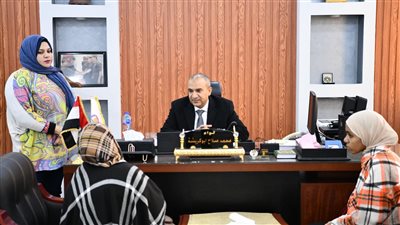 محافظ قنا يواصل استقبال المواطنين يوميا بمكتبه لبحث شكواهم