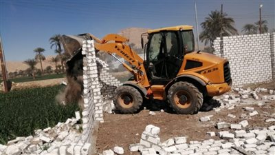 إزالة حالات تعد على الأراضي الزراعية بقرية أبو مناع بحري في دشنا