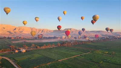 سماء الأقصر تتزين بـ50 رحلة بالون طائر على متنها 1200 سائح من مختلف الجنسيات