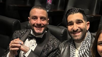 بشكل رومانسي.. عبدالله عاشور يغني 