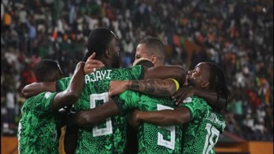 من هو معلق مباراة نيجيريا وجنوب إفريقيا في نصف نهائي كأس أمم إفريقيا؟