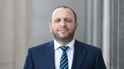 عاجل.. وزير الدفاع الأوكراني يعلن إعفاء قائد القوات المسلحة زالوجني من منصبه