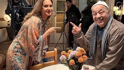 مع والدها.. أول صورة لـ نيللي كريم في 