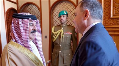 الملك حمد بن عيسى آل خليفة يستقبل وزير الداخلية في المنامة