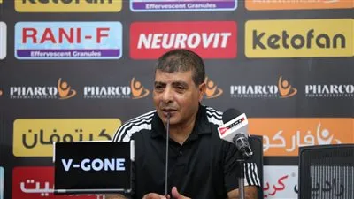 طارق العشري يعقد جلسة خاصة مع اللاعبين خلال مران اليوم استعدادًا لمواجهة طلائع الجيش