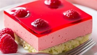 طريقة سهلة وبسيطة لتحضير الكيكة بالجلي في المنزل 