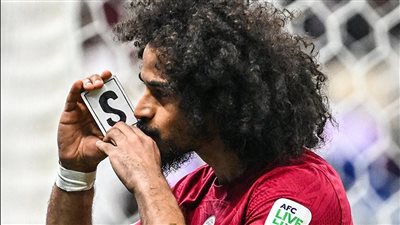 ماذا يعني بـ S؟.. أكرم عفيف يصنع الحدث باحتفاله في نهائي كأس آسيا