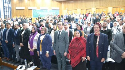 رئيس جامعة الإسكندرية يكرم متطوعي مؤسسة حياة كريمة من طلاب الجامعة والمجتمع السكندري